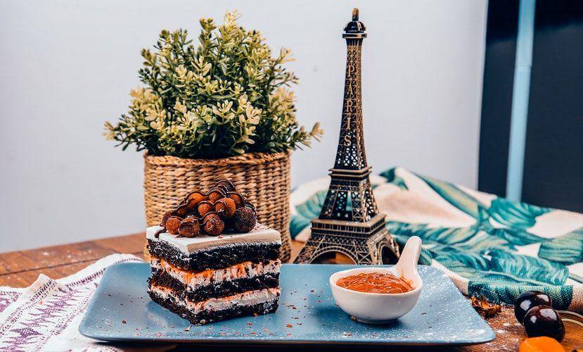 ilustrasi triple layer pudding cake (unsplash.com/Miti)