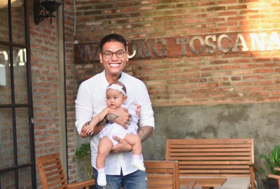 10 Potret Terbaru Hudson IMB, Kini Sudah Jadi Kakek