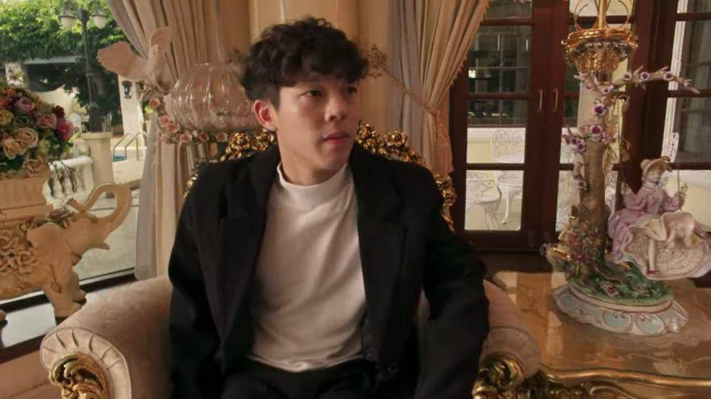 Dino terkejut melihat kedua orangtuanya. (dok. Netflix/Girl from Nowhere)