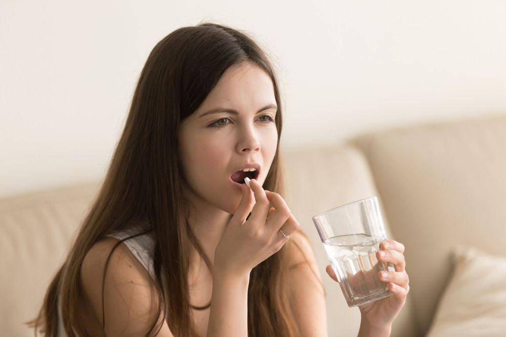 ilustrasi minum obat pereda nyeri (freepik.com/yanalya)