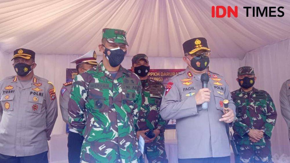 Kapolda Metro Jaya Irjen Fadil Imran memantau langsung penyekatan PPKM Darurat di Lenteng Agung, Jakarta Selatan, Selasa (6/7/2021). (IDN Times/Irfan Fathurohman)
