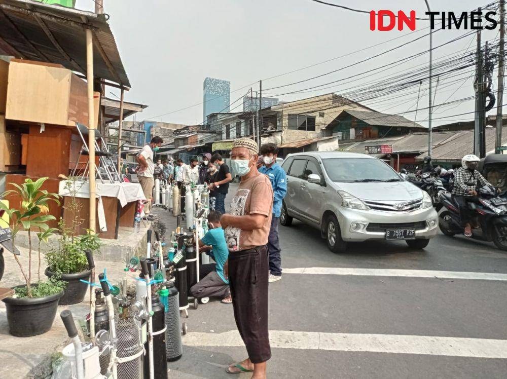Warga mengantre untuk mengisi ulang tabung oksigen di Jalan Minangkabau Timur, Jakarta Selatan, Senin (6/7/2021). (IDN Times/Sachril)