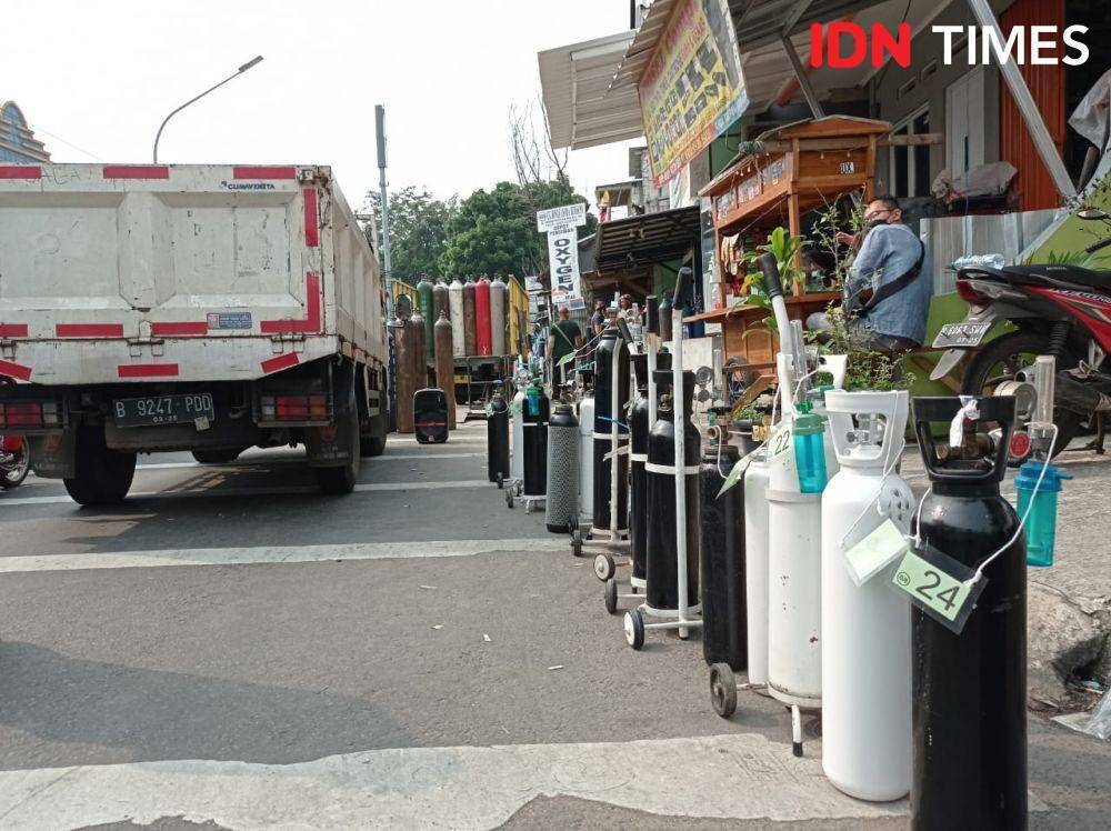 Warga mengantre untuk mengisi ulang tabung oksigen di Jalan Minangkabau Timur, Jakarta Selatan, Senin (6/7/2021). (IDN Times/Sachril)
