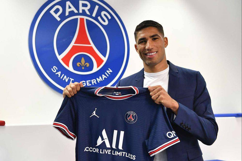Achraf Hakimi menjadi pemain baru Paris Saint-Germain (en.psg.fr)