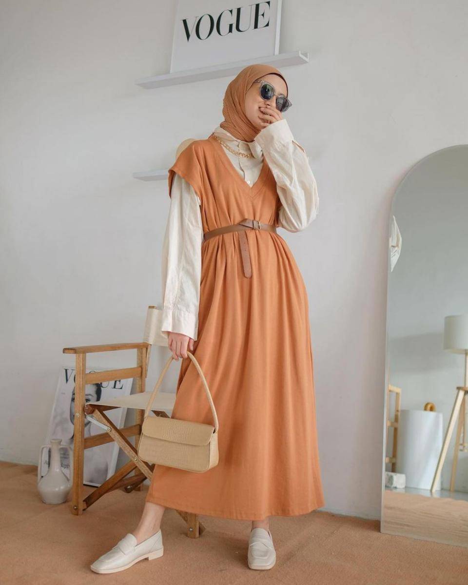 Padu padan jumper dress  ala Inas Rana (instagram.com/inasrana)