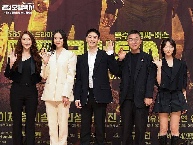 Para pemain drama Taxi Driver saat konferensi pers (instagram.com/sbsdrama.official)