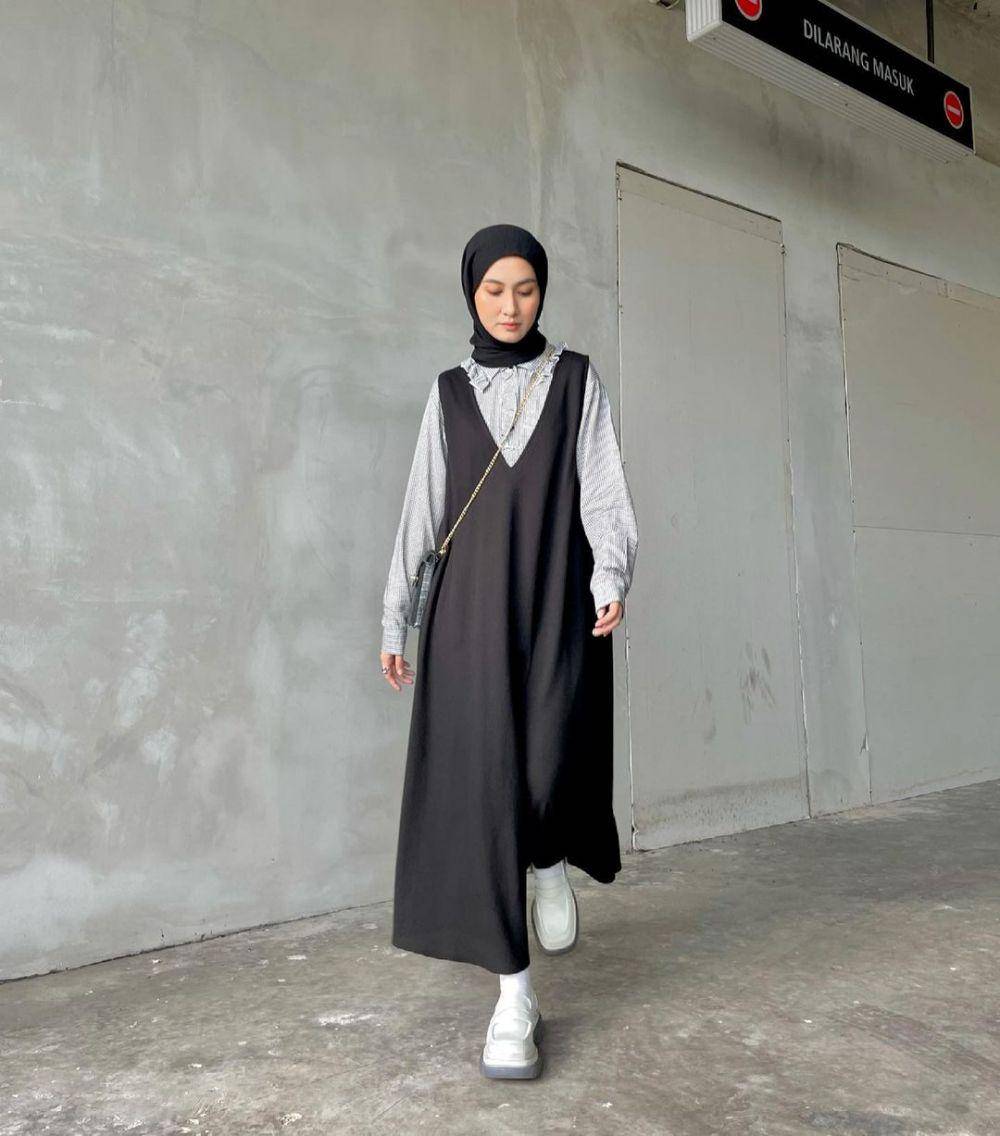 Padu padan jumper dress  ala Inas Rana (instagram.com/inasrana)