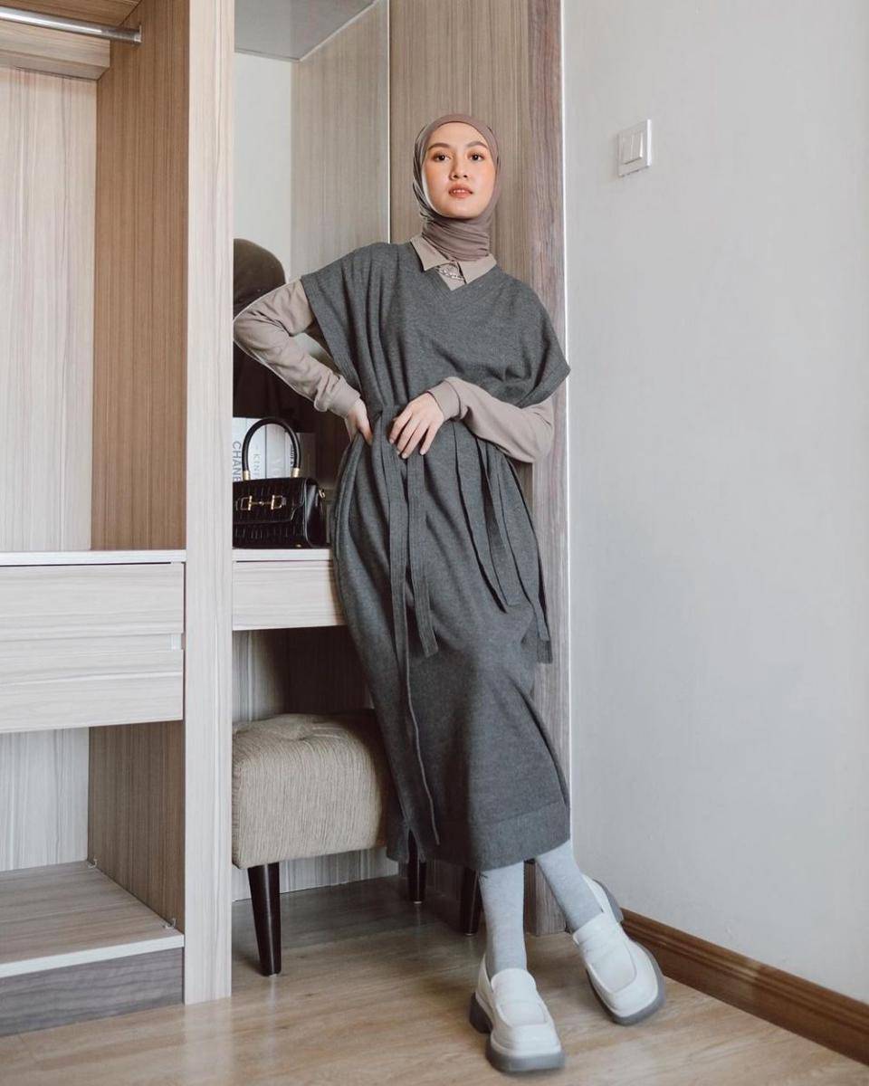 Padu padan jumper dress  ala Inas Rana (instagram.com/inasrana)