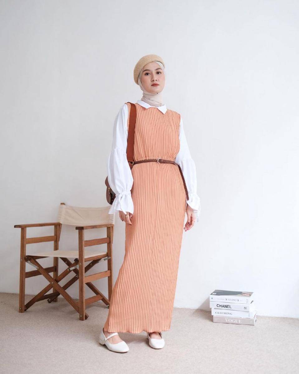 Padu padan jumper dress  ala Inas Rana (instagram.com/inasrana)