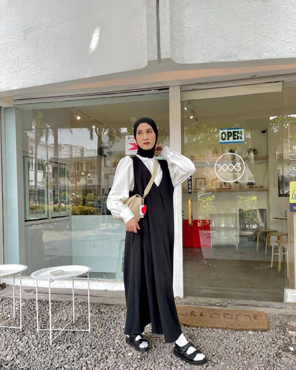 Padu padan jumper dress  ala Inas Rana (instagram.com/inasrana)