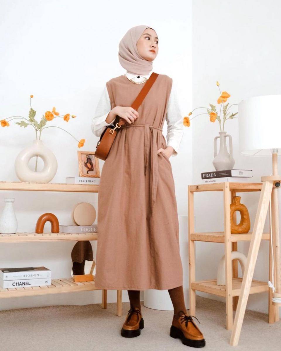 Padu padan jumper dress  ala Inas Rana (instagram.com/inasrana)