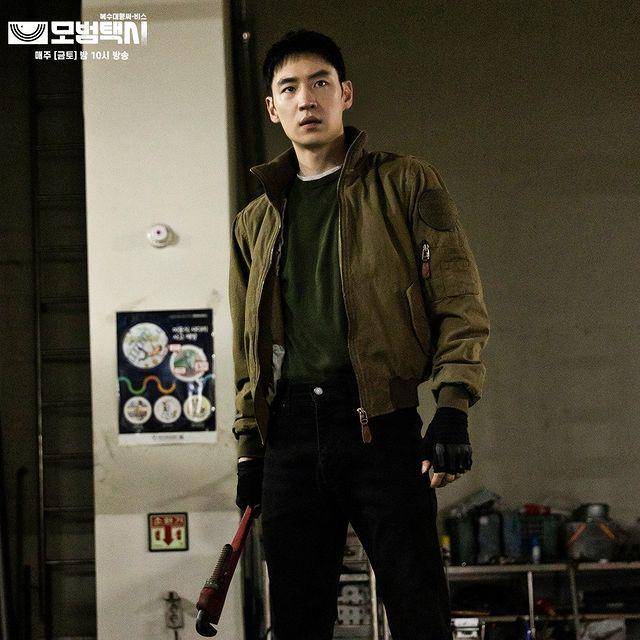 Lee Je Hoon dalam drama Taxi Driver (instagram.com/sbsdrama.official)