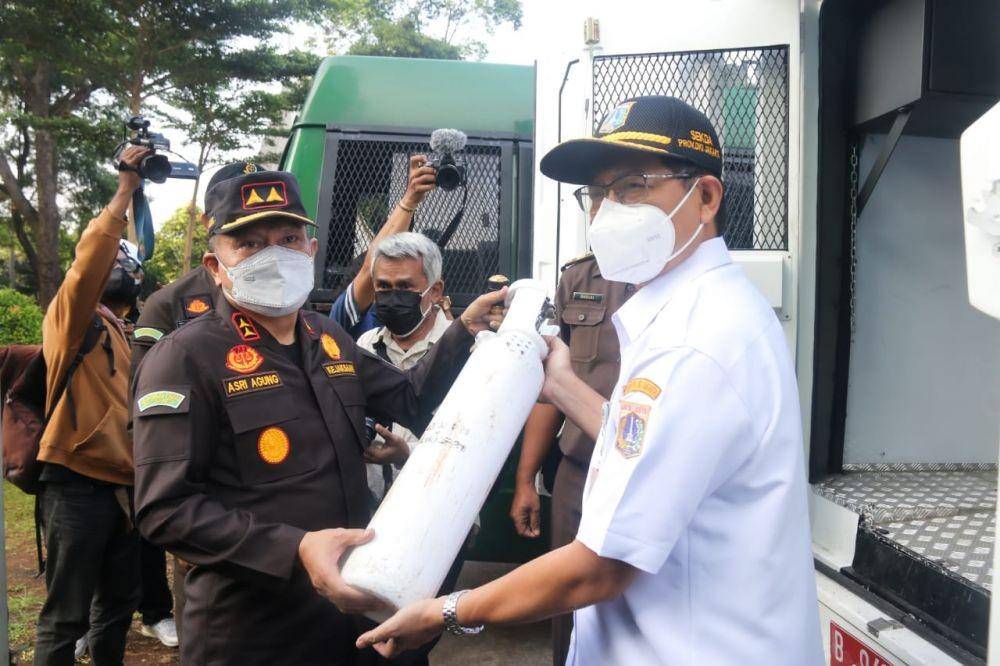 Pemprov DKI Jakarta dan Kejaksaan Tinggi Berkolaborasi Sediakan Armada Mobil untuk Pendistribusian Isi Ulang Tabung Oksigen. (dok. Humas Pemprov DKI Jakarta)