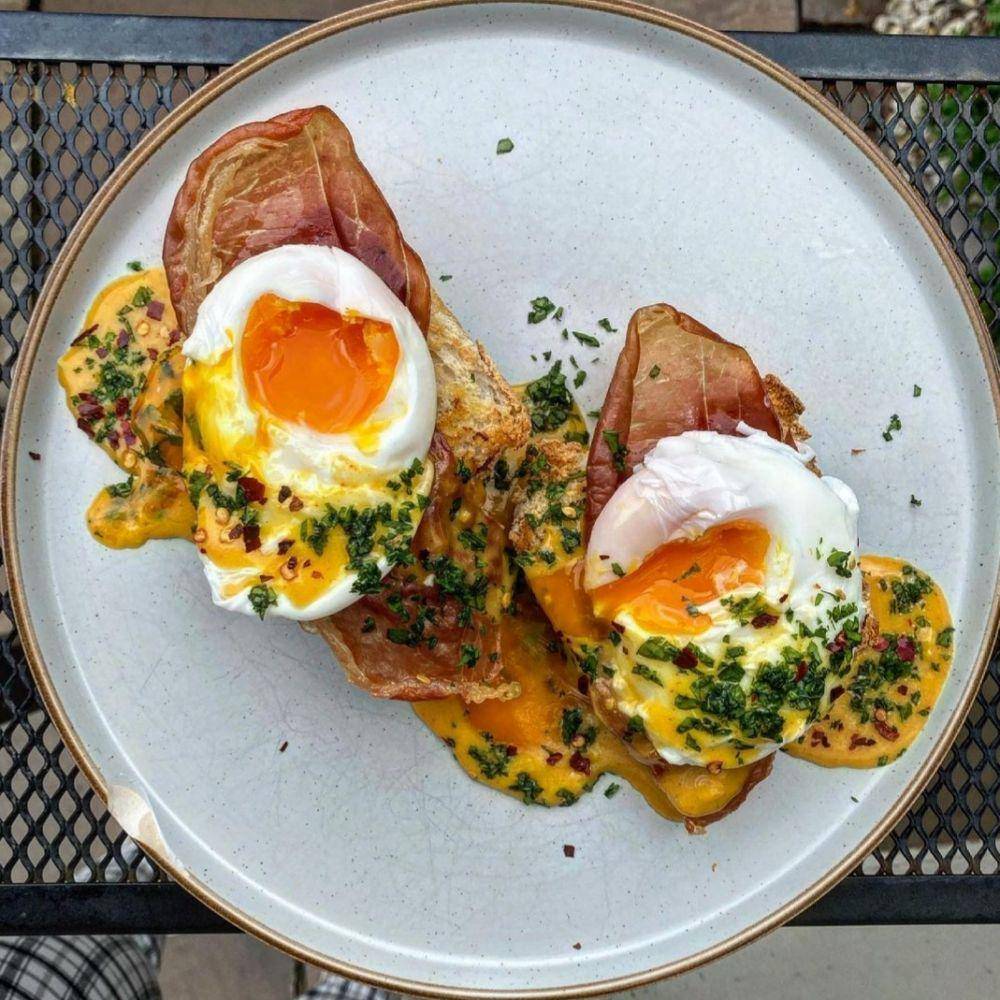 eggs benedict (Instagram.com/buffetthevampireslayer)