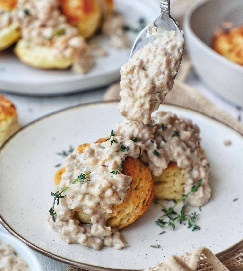biscuits ’n’ gravy (Instagram.com/plantifullybased)