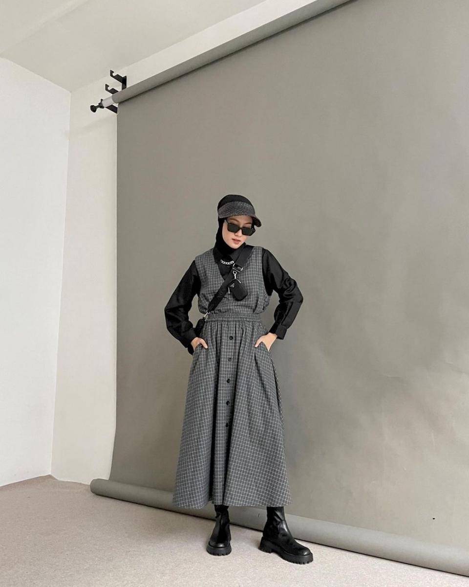 Padu padan jumper dress  ala Inas Rana (instagram.com/inasrana)