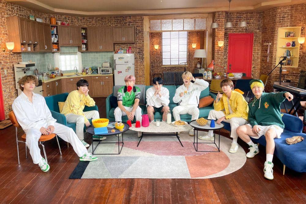 BTS (twitter.com/BTS_official)