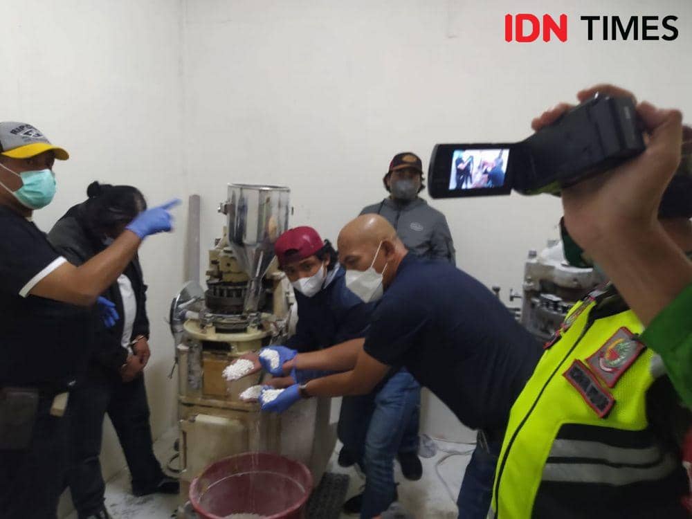Mesin produksi pil double L. (IDN Times/Baagis F)