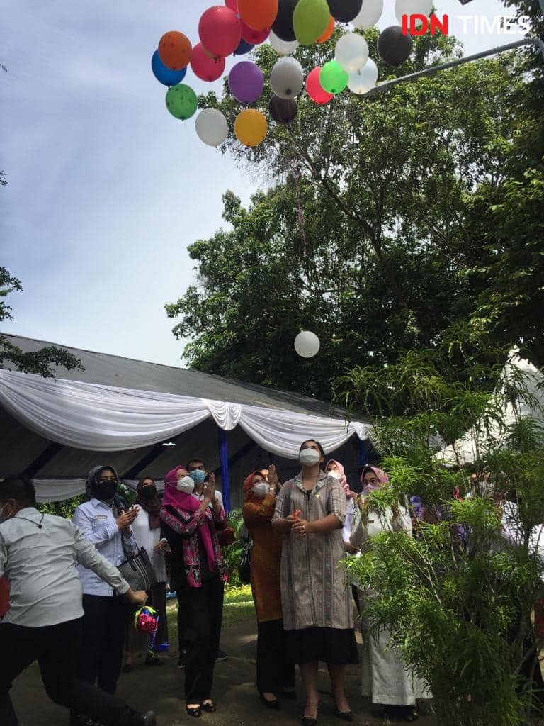 Ketua PKK Kota Medan Kahiyang Ayu, Wakil Ketua PKK Kota Medan Shaula Arindianty melaunching vaksinasi covid-19 bagi ibu menyusui dan remaja (IDN Times/Indah Permata Sari)