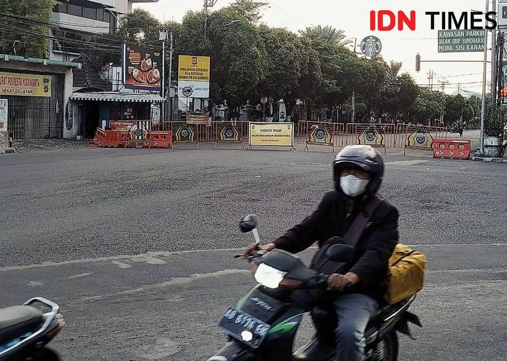 Penyekatan jalan di simpang empat Demangan, Kota Yogyakarta. IDN Times/Febriana Sinta