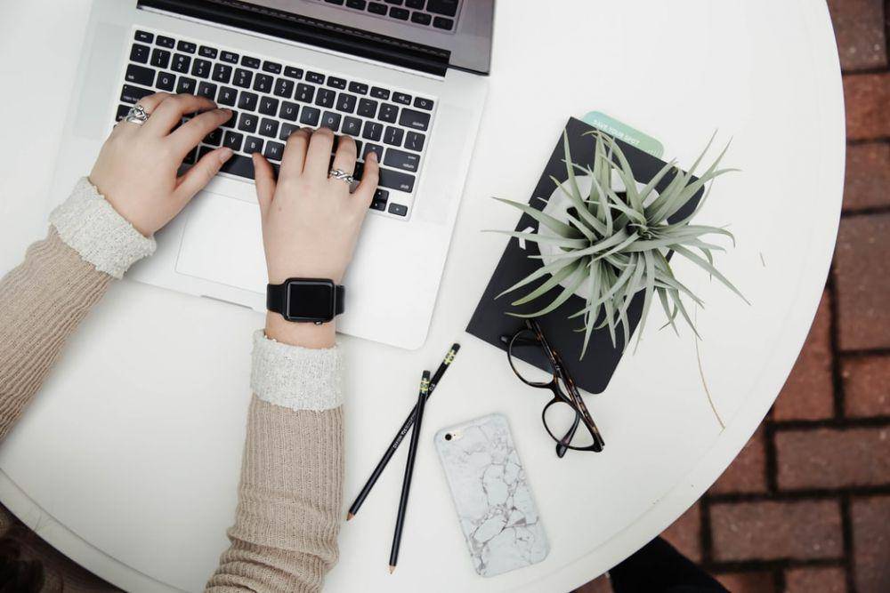 Meminimalisir penggunaan kertas dan memaksimalkan surat elektronik untuk berbagi dokumen. (unsplash.com/@corinnekutz)