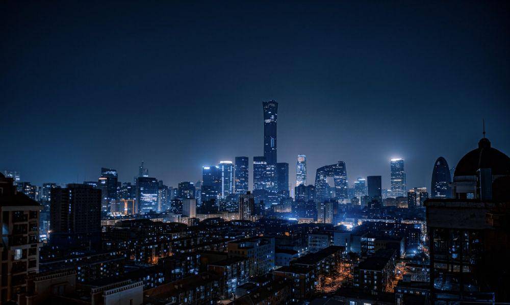 kota di malam hari (unsplash.com/Henry Chen)