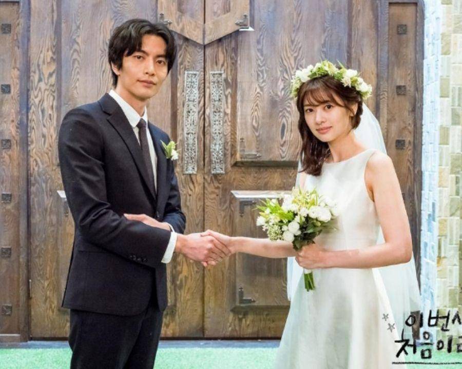 Jung So Min dan Lee Min Ki di drama Because This Is My First Life  (program.m.tving.com)