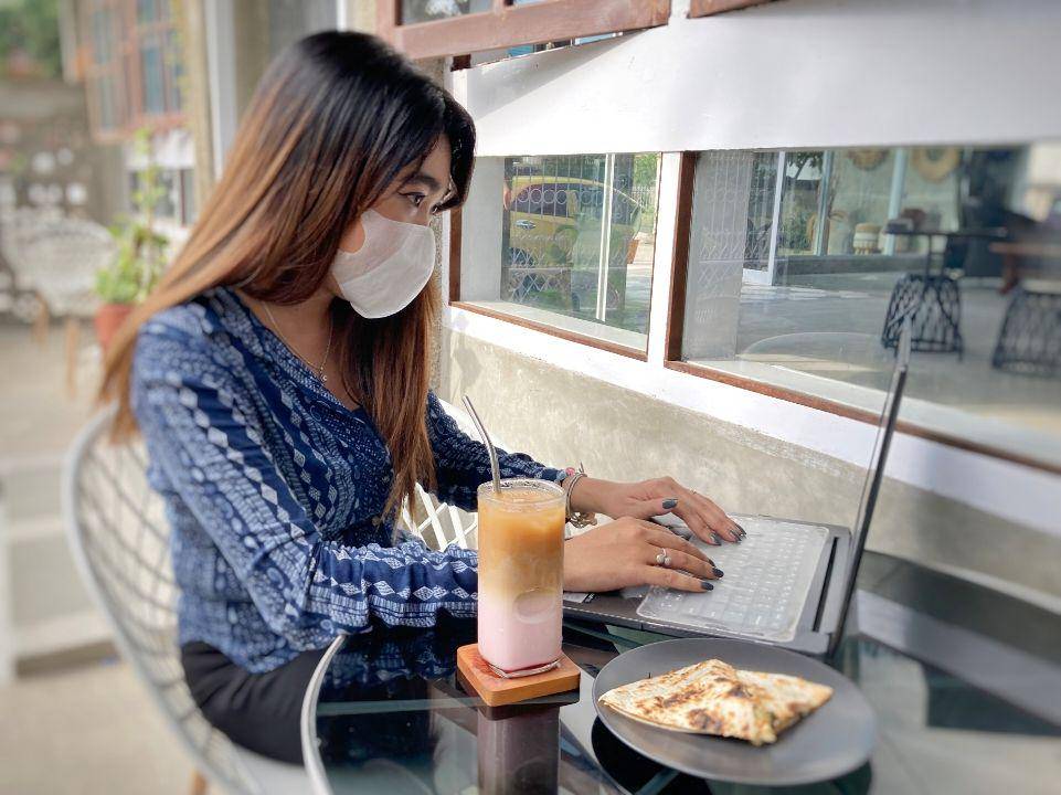 Aku memilih cafe yang ramah lingkungan sebagai coworking space. (dok. pribadi/Ratumas Ovvy)