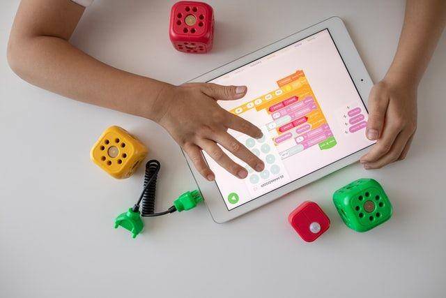 Ilustrasi anak bermain gadget. (unsplash.com/Robo Wunderkind)