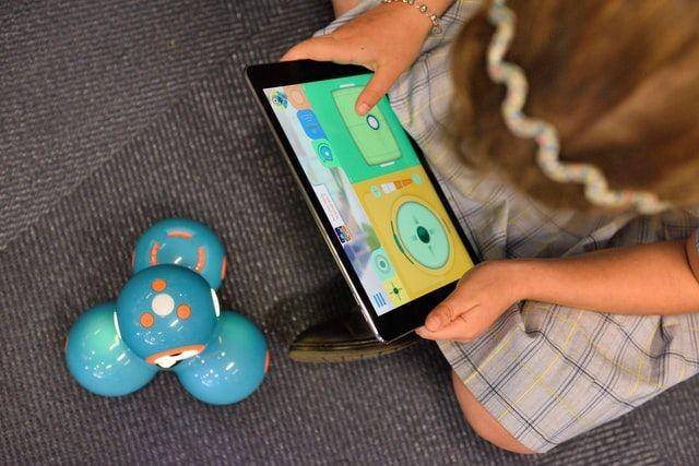 Ilustrasi anak bermain gadget. (unsplash.com/stem.T4L)