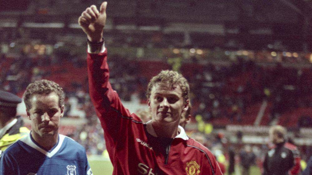 Ole Gunnar Solskjaer pernah mencetak hattrick sempurna ke gawang Everton. (manutd.com)
