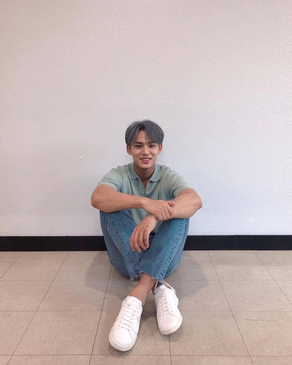 Ide outfit kasual ala Mingyu SVT (Instagram.com/mingyuuniverse)