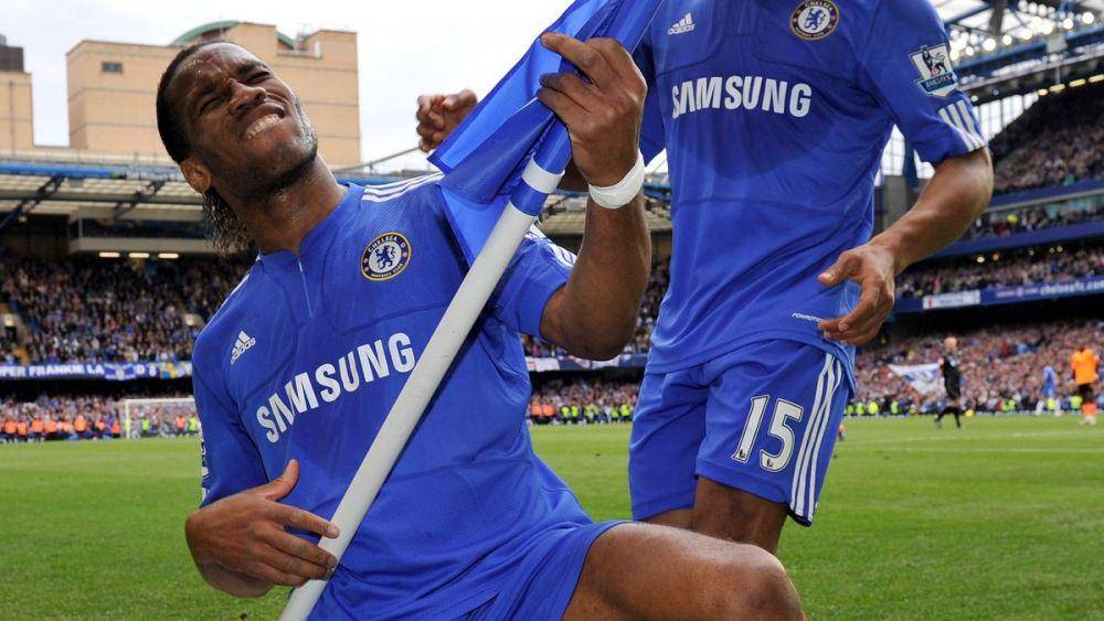 Hattrick Didier Drogba ke gawang Wigan membuat Chelsea menang 8-0. (mirror.co.uk)