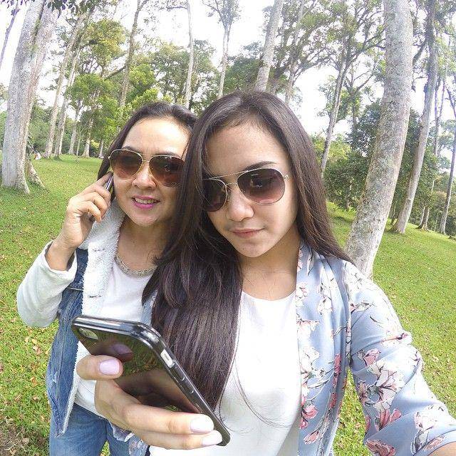 Kenangan Mahalini dan mamanya (instagram.com/mahaliniraharja/)