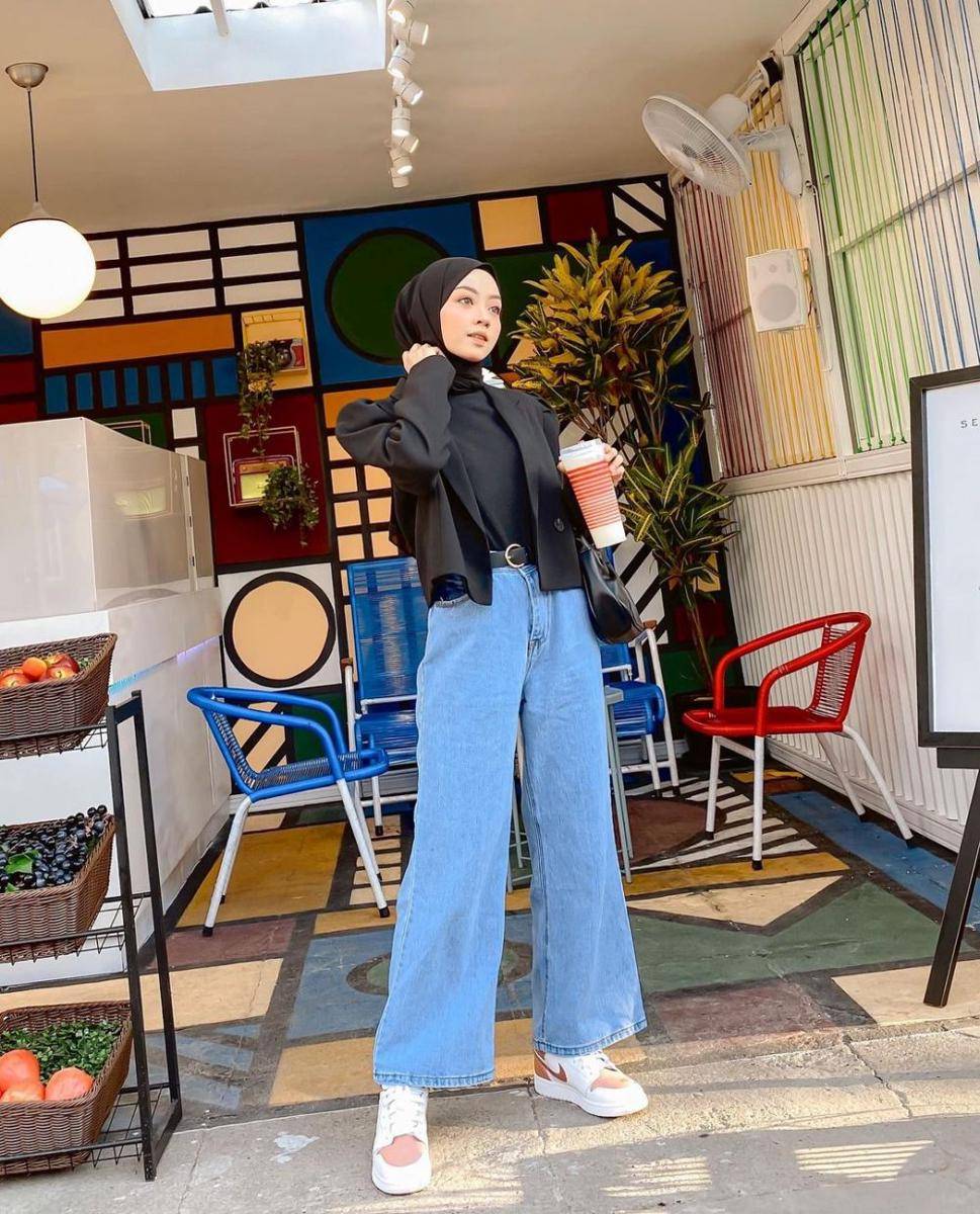 Padu padan bawahan denim pants ala Meirani Amalia (instagram.com/meiraniap)
