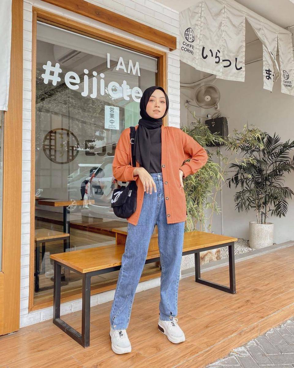 Padu padan bawahan denim pants ala Meirani Amalia (instagram.com/meiraniap)