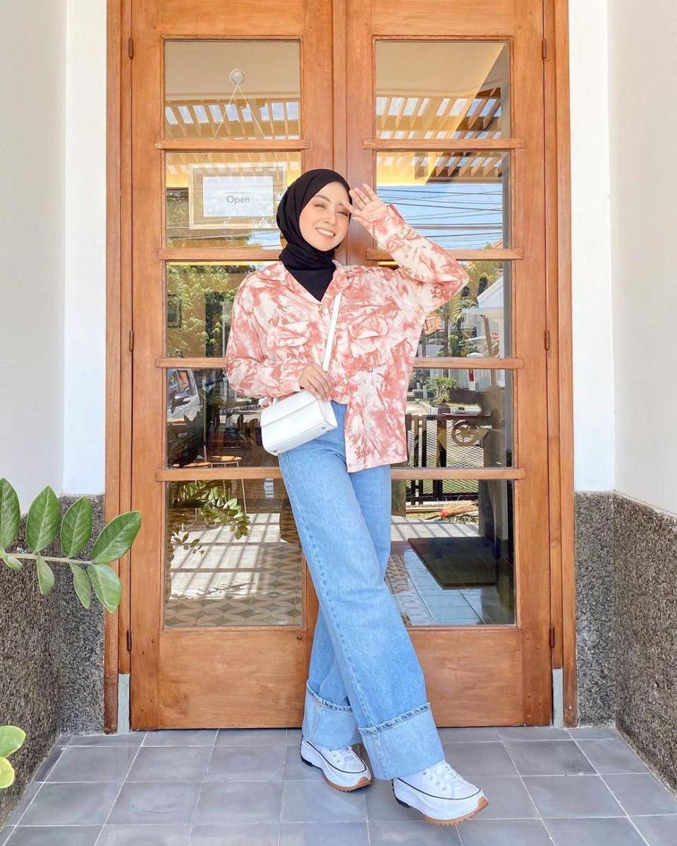 Padu padan bawahan denim pants ala Meirani Amalia (instagram.com/meiraniap)