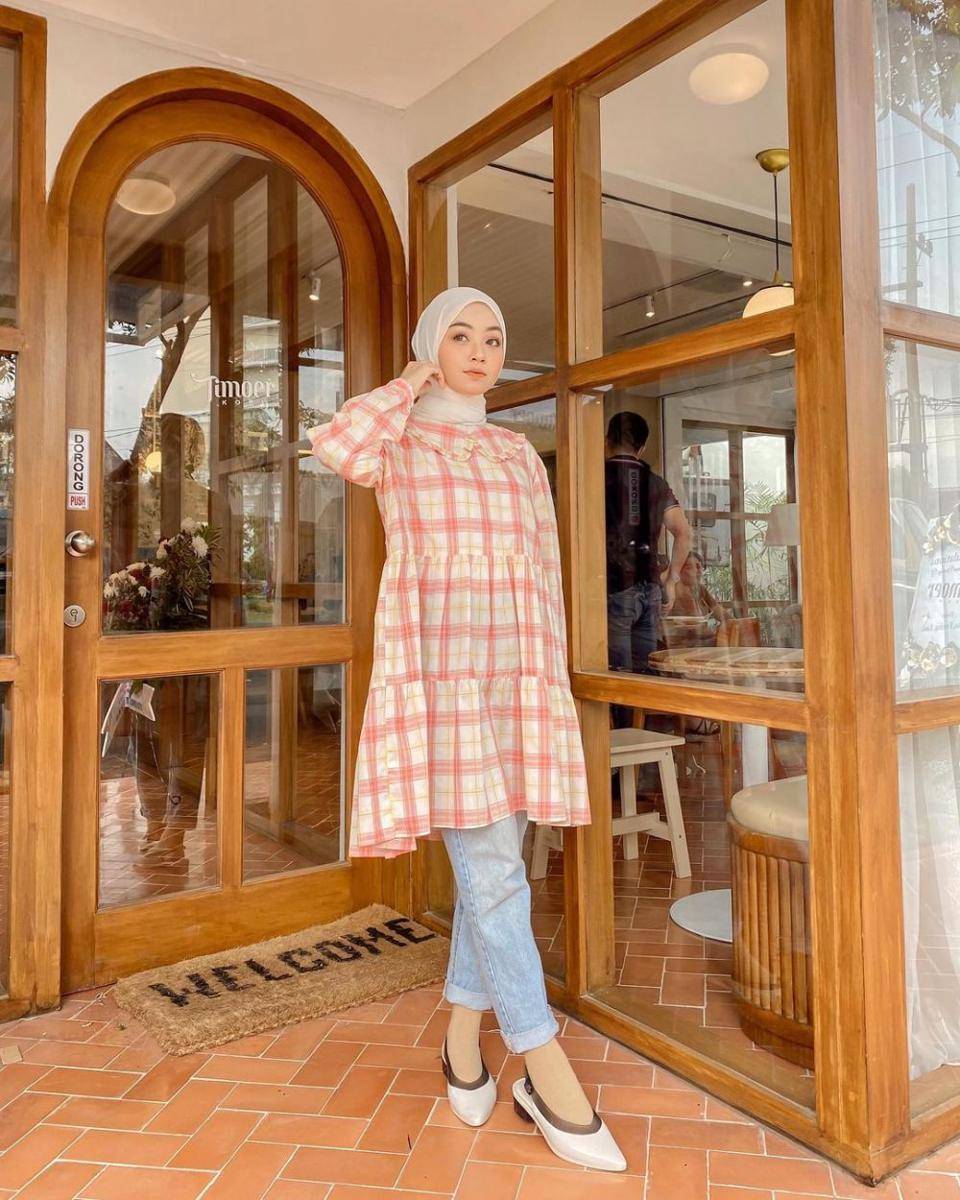 Padu padan bawahan denim pants ala Meirani Amalia (instagram.com/meiraniap)