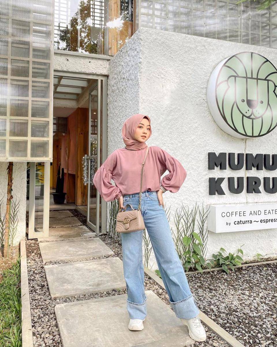 Padu padan bawahan denim pants ala Meirani Amalia (instagram.com/meiraniap)