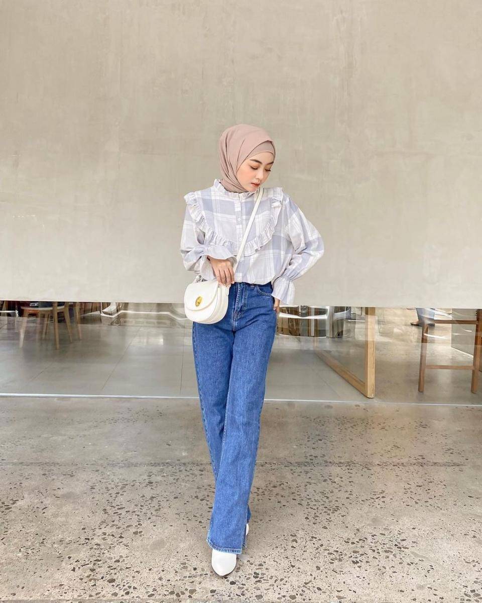 Padu padan bawahan denim pants ala Meirani Amalia (instagram.com/meiraniap)