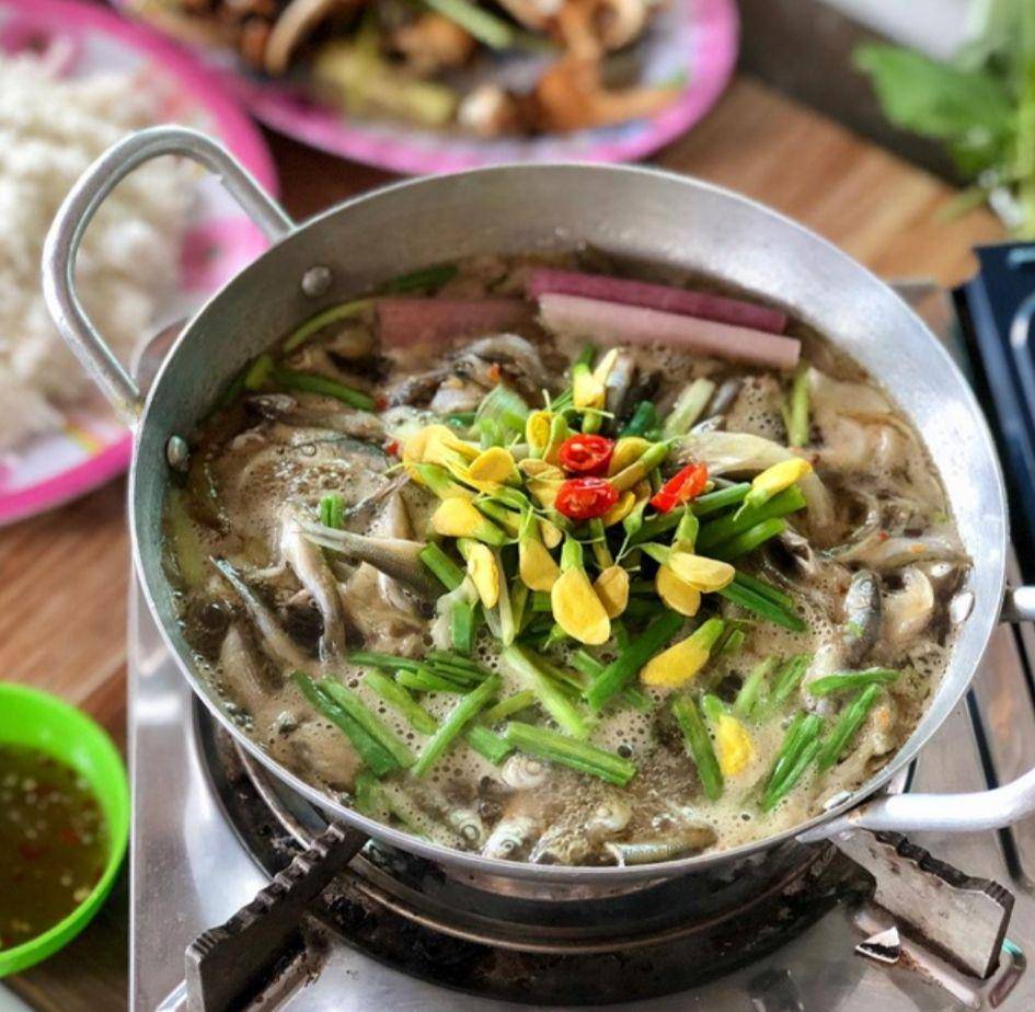 lẩu cá linh bông điên điển (zingnews.vn)
