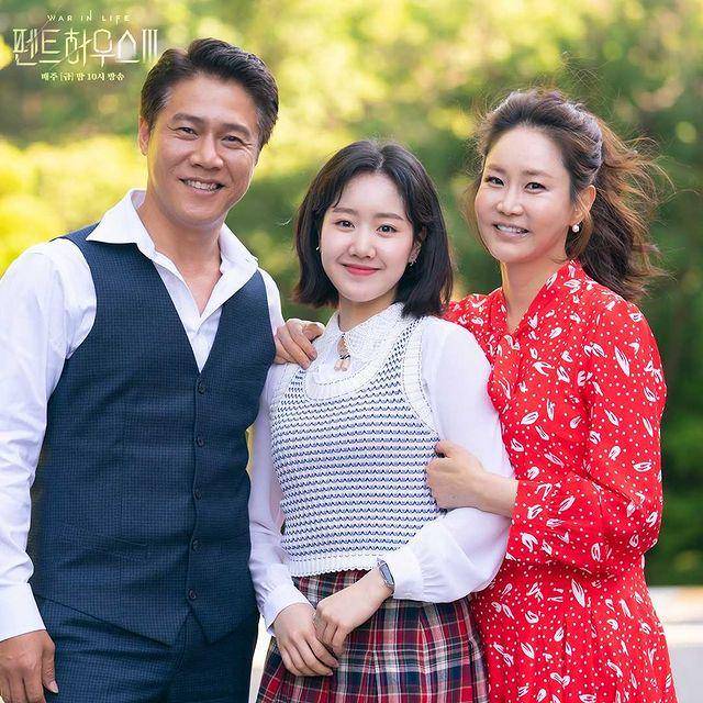 Park Ho San, Shin Eun Kyung, dan Jin Ji Hee dalam drama The Penthouse 3 (instagram.com/sbsdrama.official)