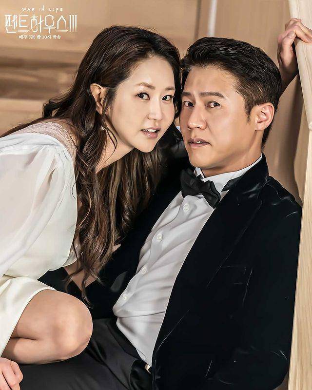 Park Ho San dan Shin Eun Kyung dalam drama The Penthouse 3 (instagram.com/sbsdrama.official)