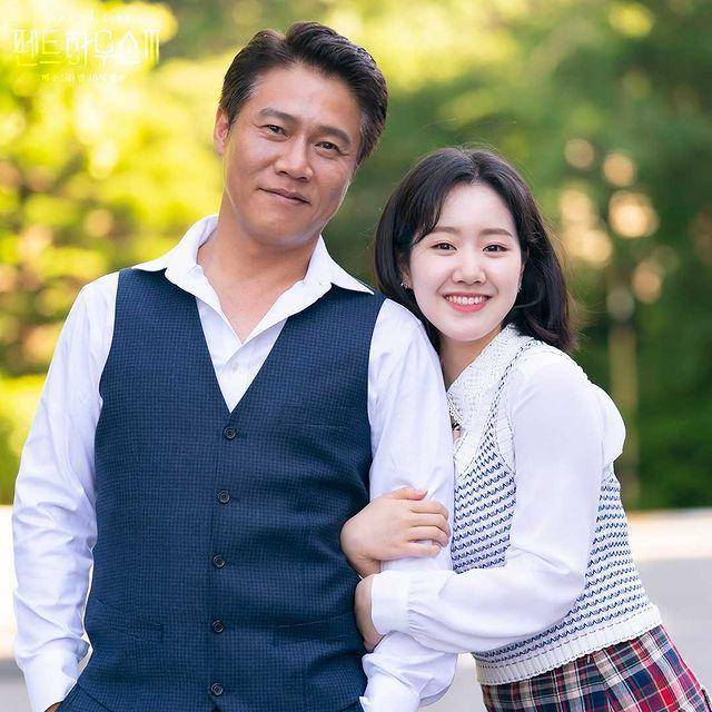 Park Ho San dan Jin Ji Hee dalam drama The Penthouse 3 (instagram.com/sbsdrama.official)