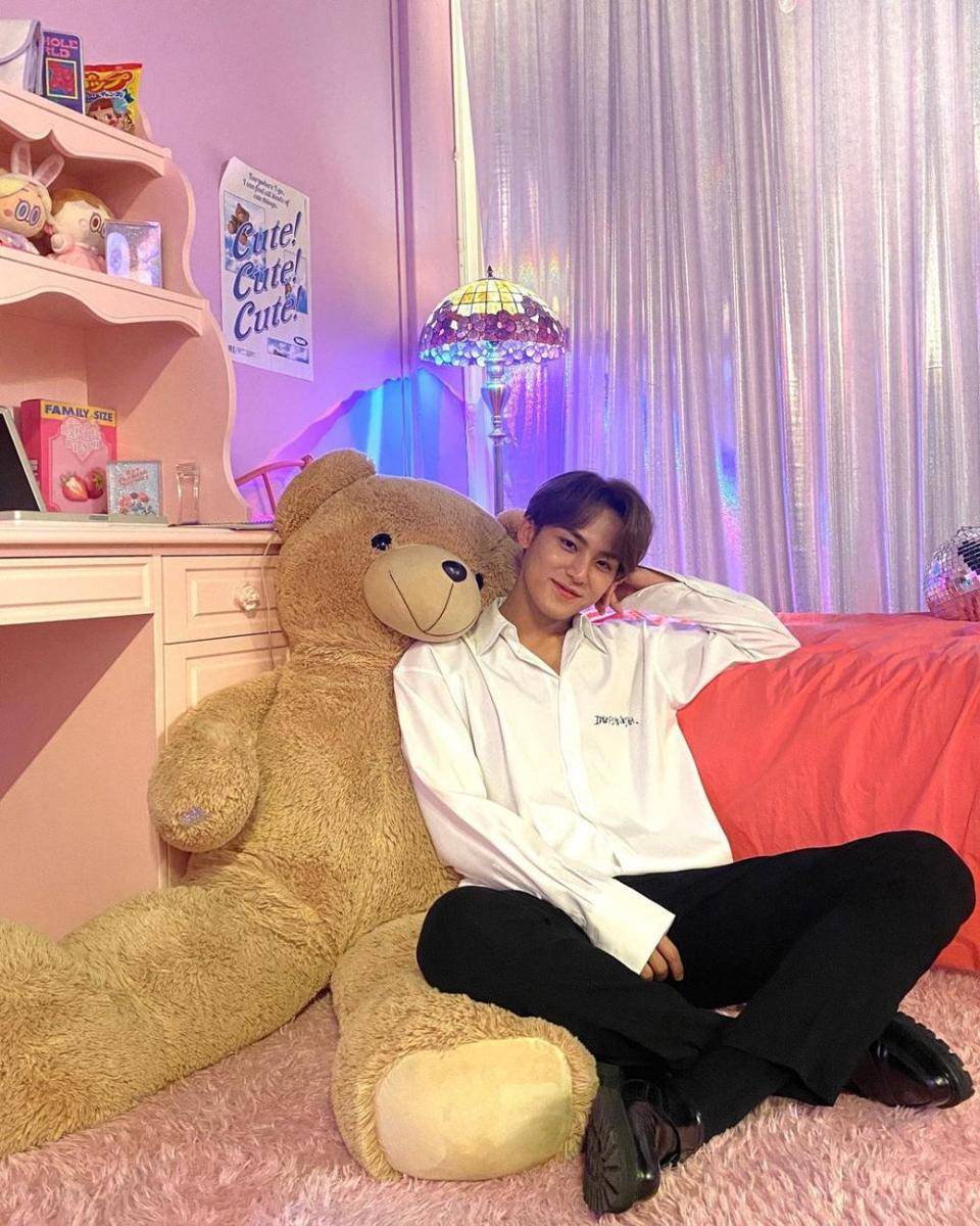 Ide outfit kasual ala Mingyu SVT (Instagram.com/saythename_17)