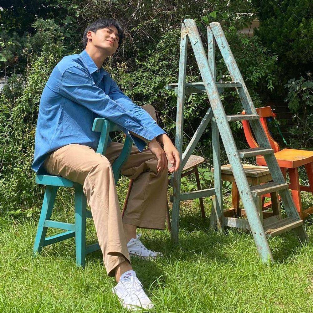 Ide outfit kasual ala Mingyu SVT (Instagram.com/mingyuuniverse)