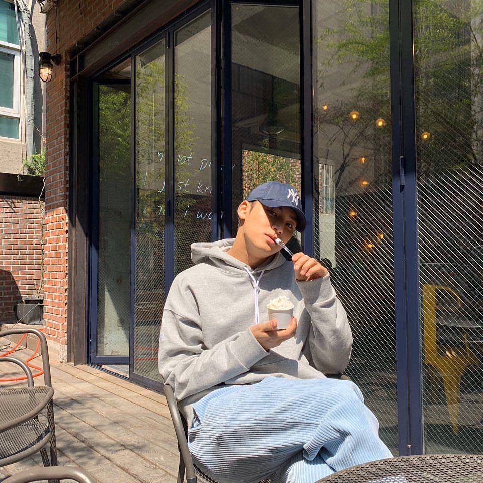 Ide outfit kasual ala Mingyu SVT (Instagram.com/mingyu)