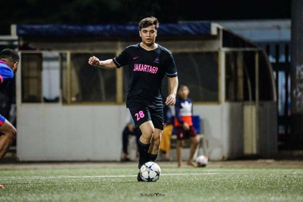 potret Billy Syahputra bermain sepak bola (instagram.com/bilsky16)