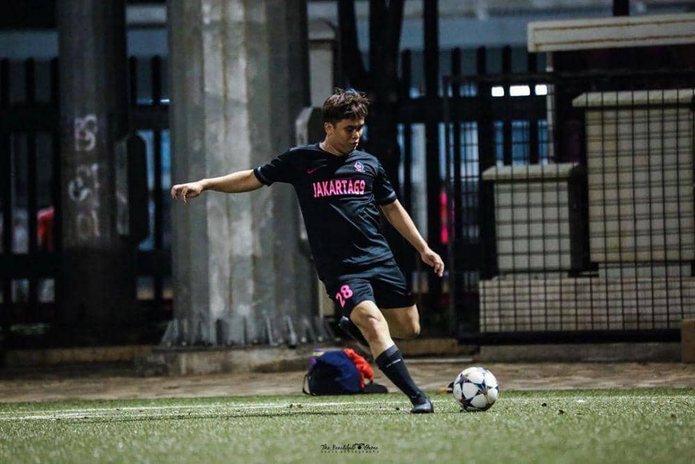 potret Billy Syahputra bermain sepak bola (instagram.com/bilsky16)