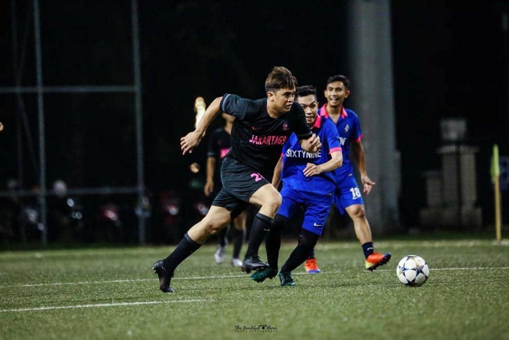 potret Billy Syahputra bermain sepak bola (instagram.com/bilsky16)